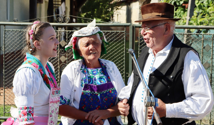 Posedenie na lavičke na pažiti a Dožinky 2023