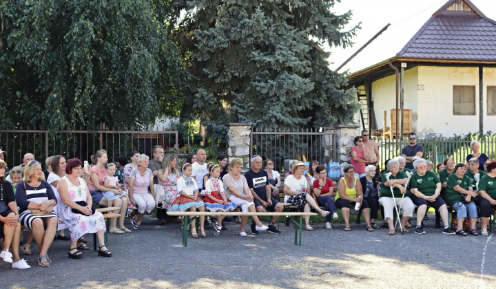 Posedenie na lavičke na pažiti a Dožinky 2023