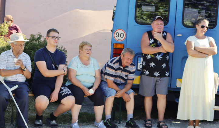 Posedenie na lavičke na pažiti a Dožinky 2023