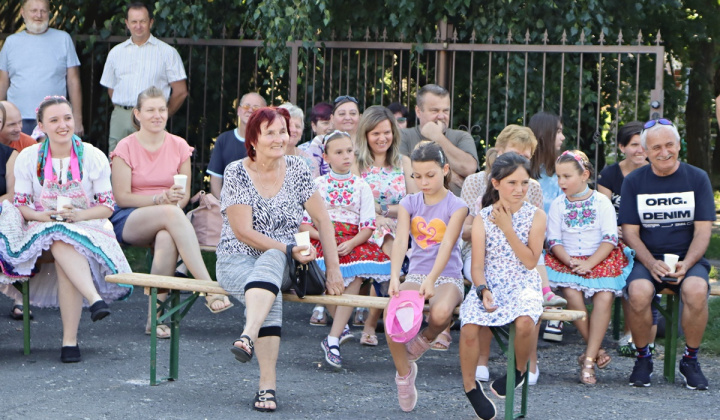 Posedenie na lavičke na pažiti a Dožinky 2023