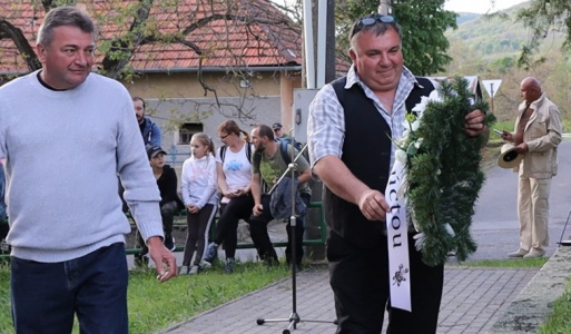 Deň víťazstva nad fašizmom 2023 Deň víťazstva nad fašizmom sme si pripomenuli v nedeľu podvečer 7. mája 2023 pri pamätníku SNP v Stredných Plachtinciach. V sprievode s lampiónmi sme sa následne presunuli ku vatre, ktorú sme slávnostne zapálili.
